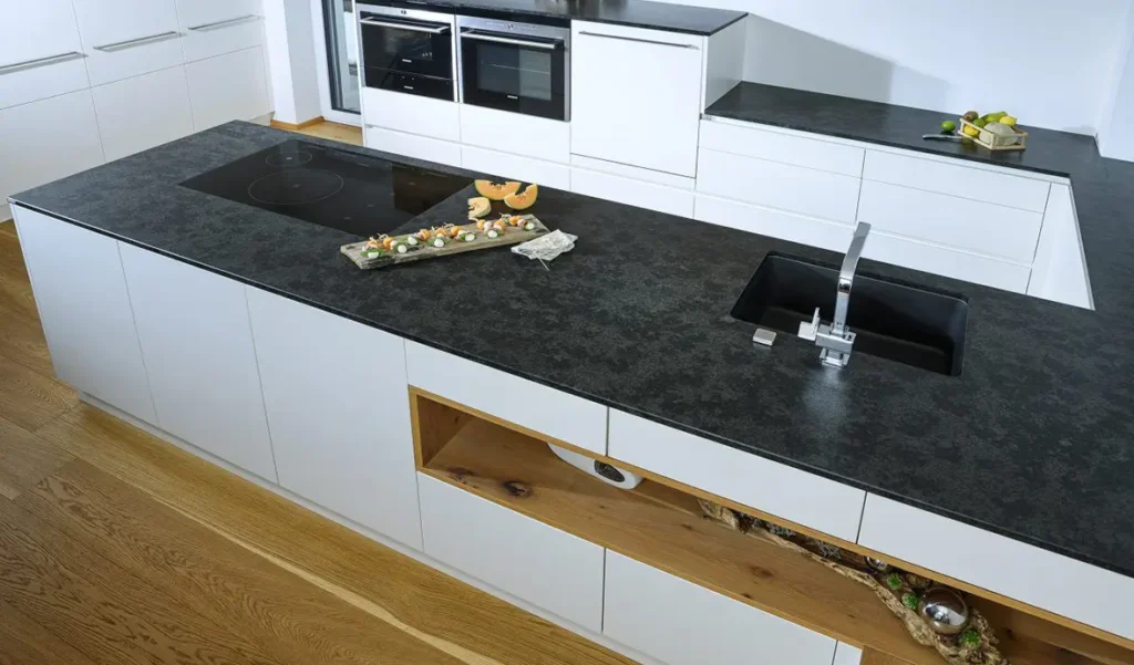 Arbeitsplatte aus dunklem Naturstein