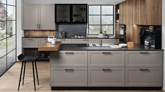 Inselküche mit Rahmenfronten in fango, Hochschrankgruppe in carameleiche