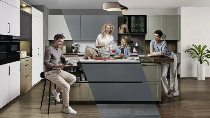 Eine Küche aus drei verschiedenen Küchen, an der mehrere Personen arbeiten.