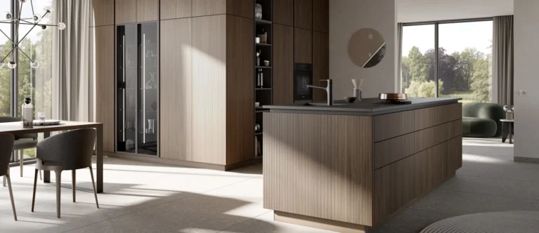 Häcker - Küche mit Holzvertäfelung und dunklen Arbeitsplatten