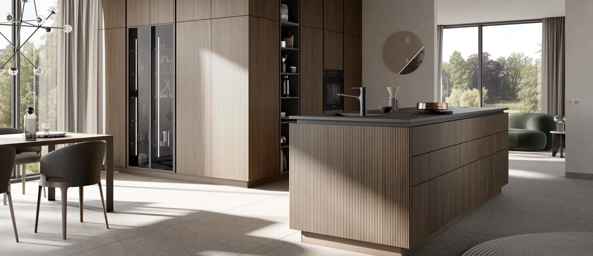 Häcker - Küche mit Holzvertäfelung und dunklen Arbeitsplatten