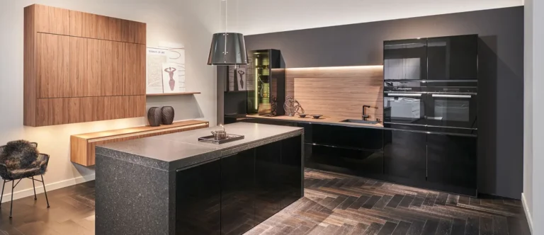 Modern - Hero - Moderne Küche mit schwarzen und Holzpaneelen und Graphit-Arbeitsplatte
