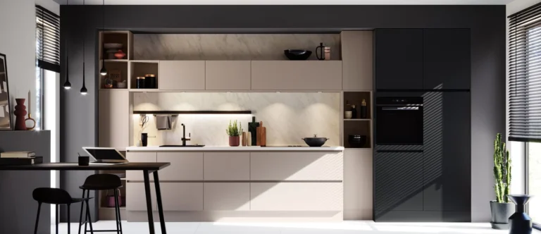 moderne Küche mit hellen und dunklen matten Paneelen