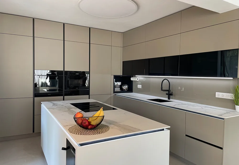 Ausfschnitt einer Küchenzeile in grau mit Spülbereich und Hochschrank