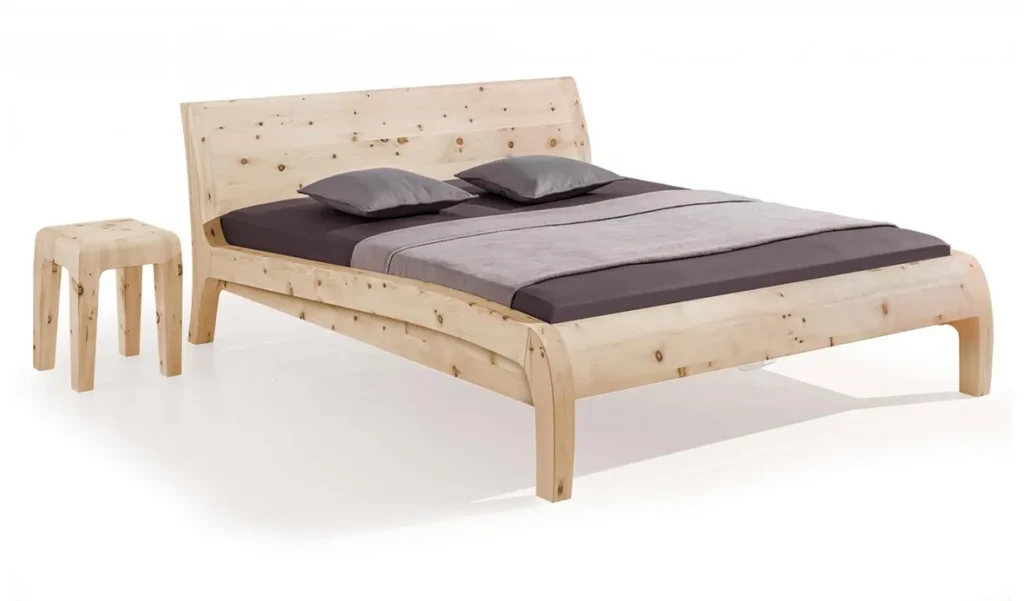 Schlafen - Helles Holzbett mit geschwungenen Seiten Kopfteil und Nachttisch