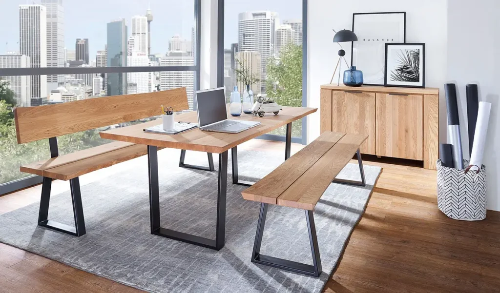 Wohnen - Esstisch aus Holz auf schwarzen Metallbeinen mit zwei Holzbänken auf schwarzen Metallbeinen