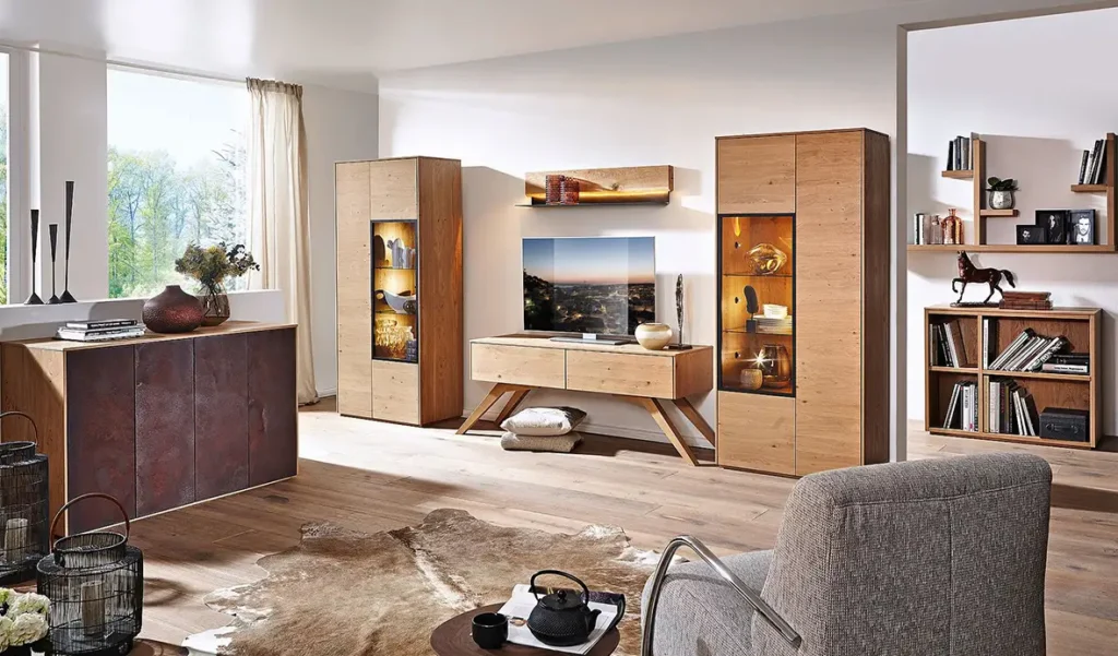 Wohnen - ein komplett aus Holz gefertigter TV-Ständer mit hohen Beinen und Schränken mit geschlossenen und Glasböden