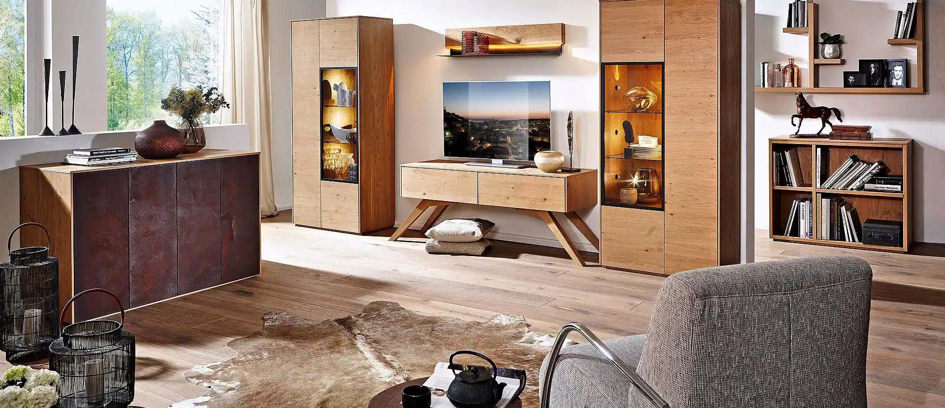 Wohnen - modernes Wohnzimmer mit Naturholzmoebeln und Kommode und Sessel Wohnen - modernes Wohnzimmer mit Naturholzmöbeln und Kommode und Sessel