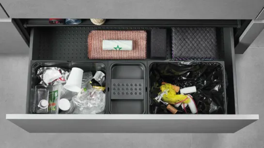 In breite Küchenschublade integriertes Abfallsystem