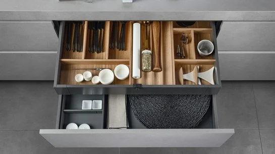 Besteckeinsatz-Kombination inklusive Messerhalter in offener Küchenschublade