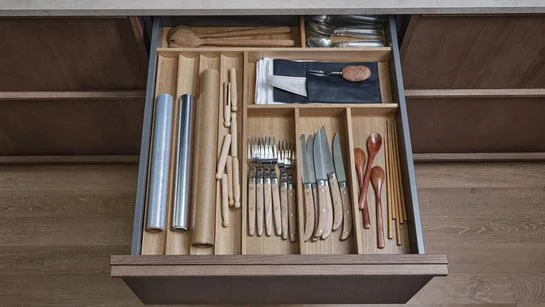 Besteckeinsatz aus Eichenholz in offener Küchenschublade