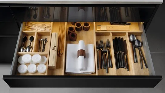 Besteckeinsatz aus Eichenholz in offener Schublade in einer Küche