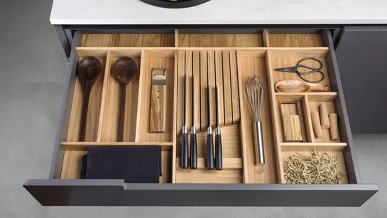 Besteckeinsatz aus Eiche inklusive Holz-Messereinsatz in offener Schublade in der Küche