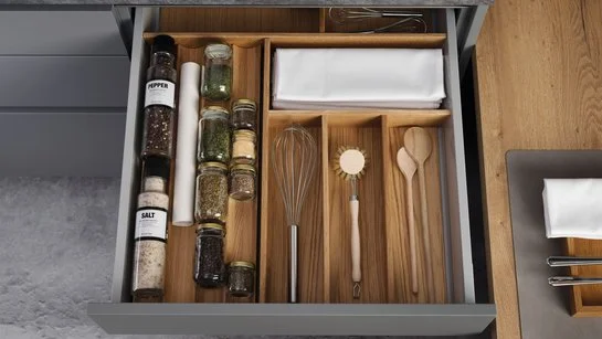 Besteckeinsatz in Eiche in geöffneter Schublade in einer Küche