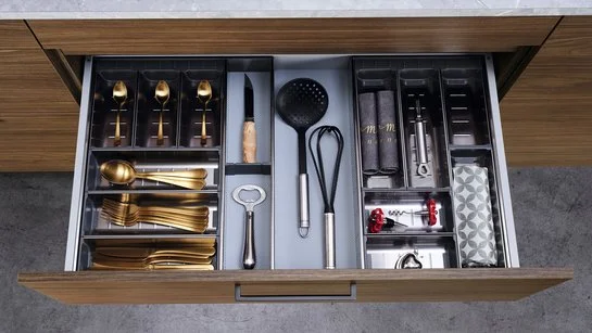 Besteckschalen-Set aus Edelstahl in einer offenen Küchenschublade
