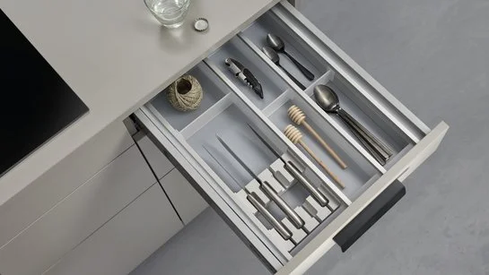 Abbildung einer offenen Schublade in der Küche mit ewe Besteckeinsatz