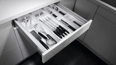 Abbildung einer offenen Schublade in der Küche mit ewe Besteckeinsatz
