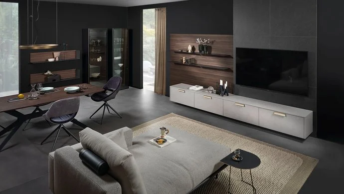 Wohnzimmergestaltung mit grauem Sofa, grauem Sideboard und Vitrinenschränken