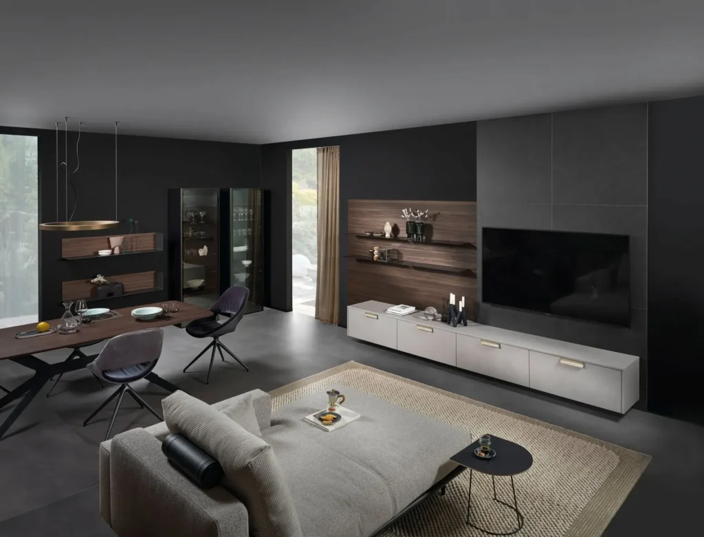 Wohnzimmergestaltung mit grauem Sofa, grauem Sideboard und Vitrinenschränken