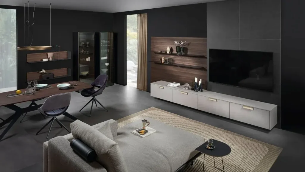 Wohnzimmergestaltung mit grauem Sofa, grauem Sideboard und Vitrinenschränken