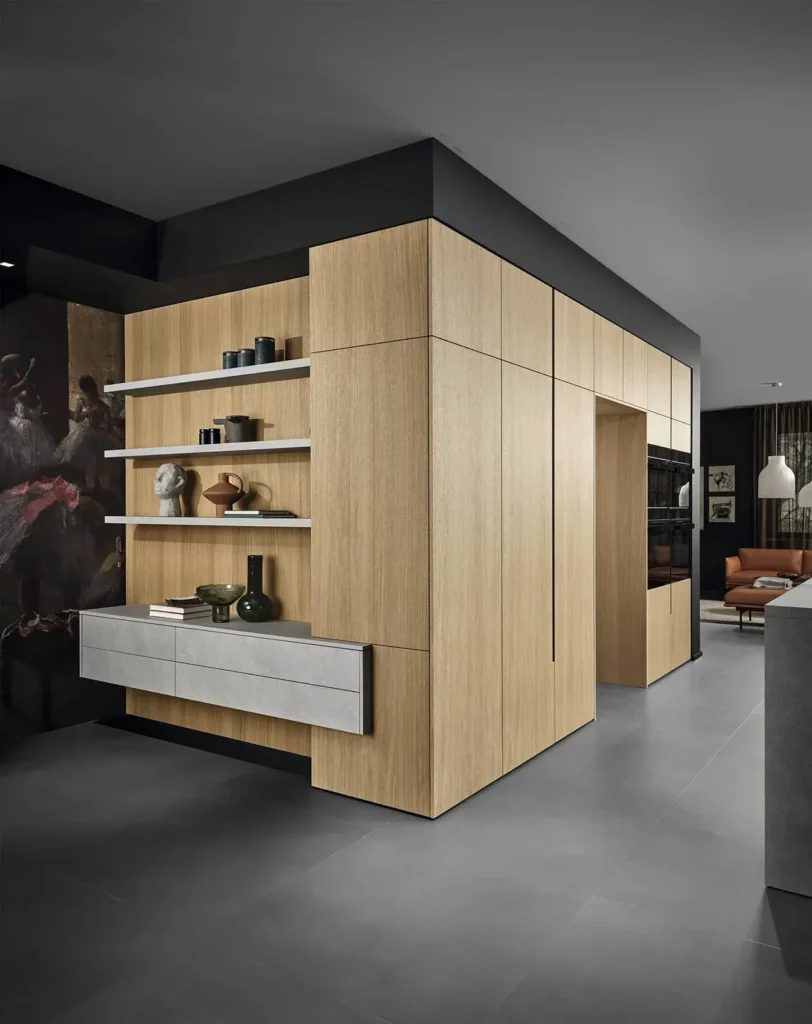 Offenes Regal mit grauem Sideboard