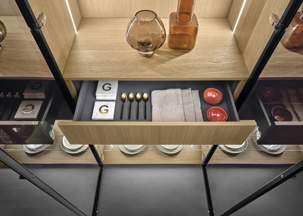 Geöffnete Schublade in Vitrine