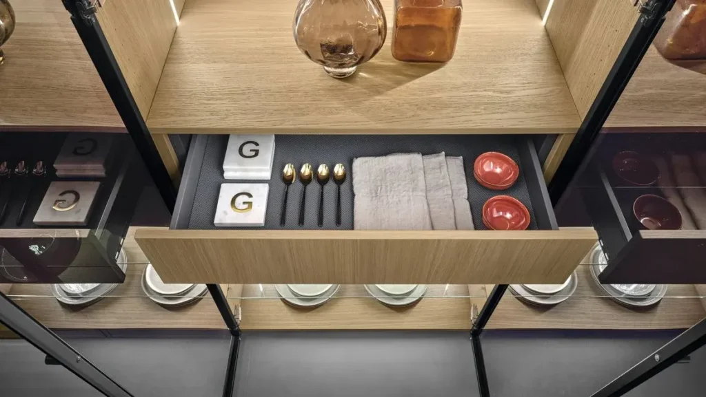 Geöffnete Schublade in Vitrine