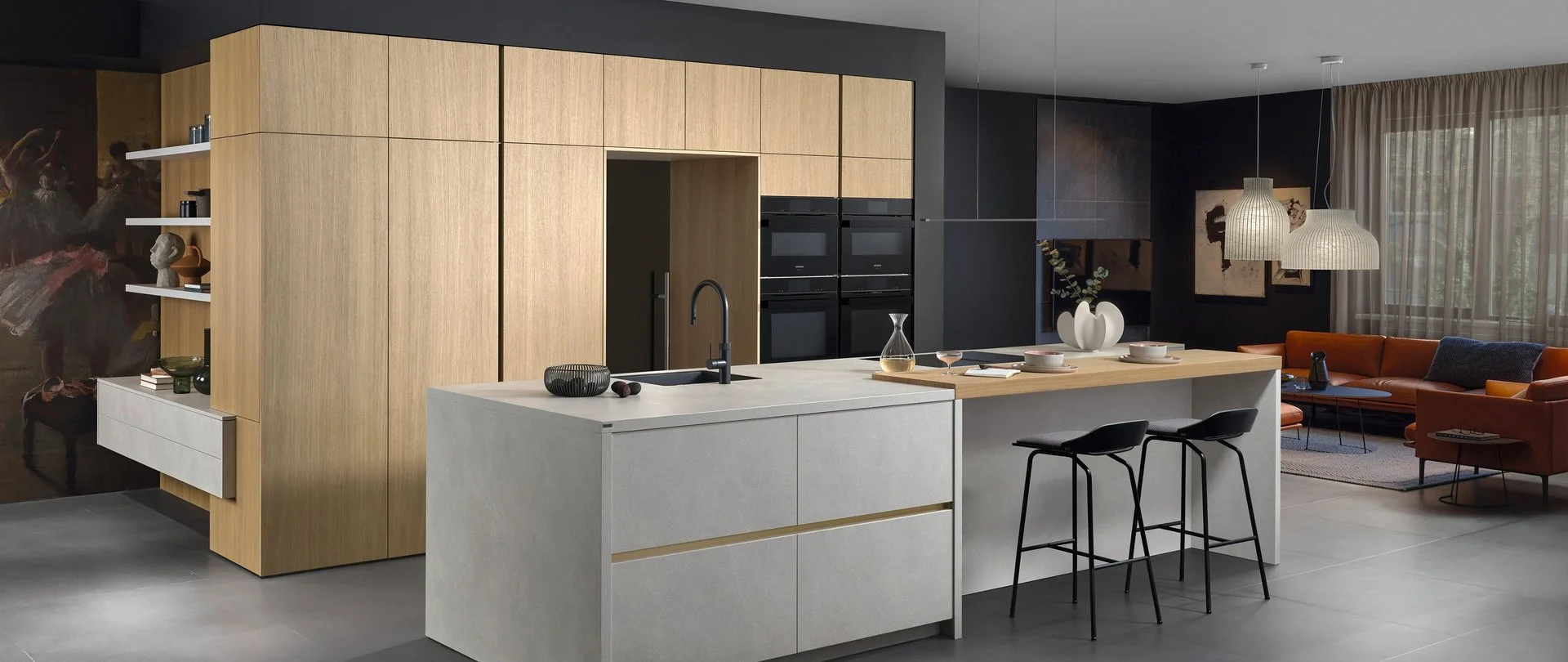 Moderne graue Inselküche mit integrierter Bar und Hochschränken aus hellem Holzfurnier