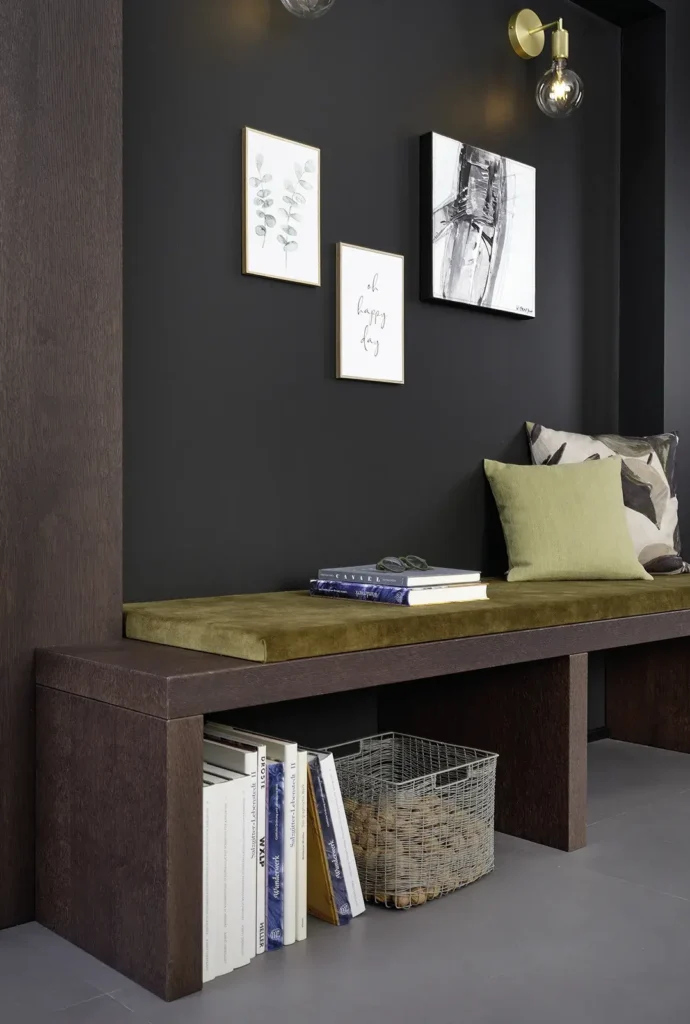 Bank im Flur mit dunkelgrünem Kissen und Büchern darunter