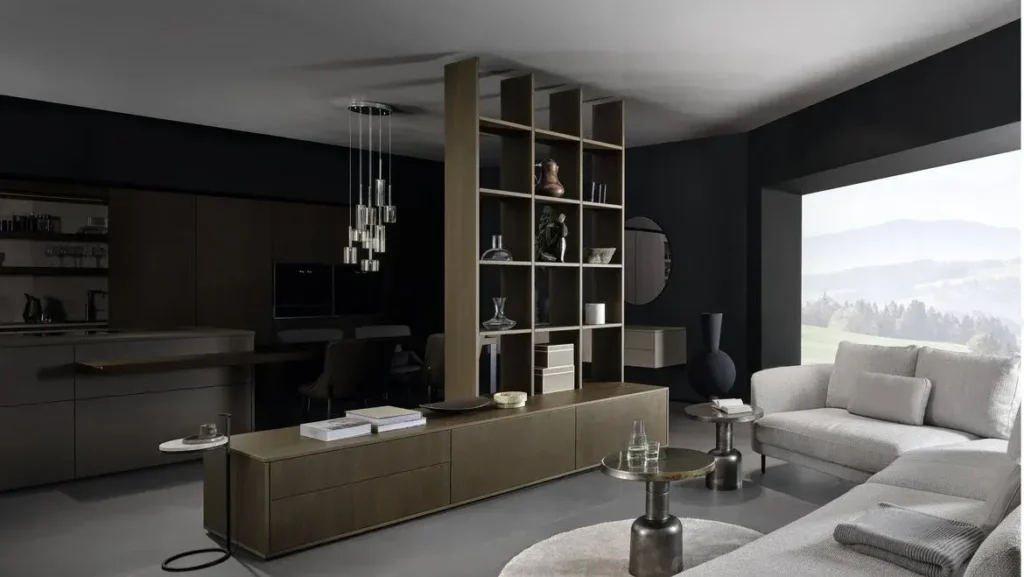 Wohnzimmergestaltung mit Sideboard und offenem Regal aus Raumtrenner