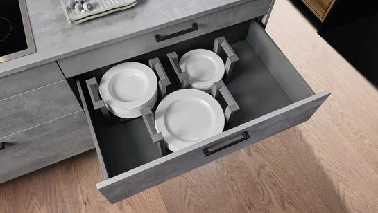 ewe Concreto Kücheninsel in beton mit offener Lade mit Tellerhalter