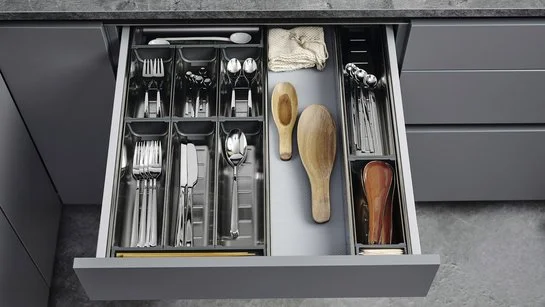 Besteckschalen-Set aus Edelstahl in einer offenen Küchenschublade
