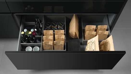 Geöffnete Schublade in der Küche mit Inneneinteilung