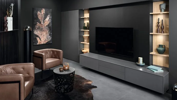 Edle Wohnzimmergestaltung in dunkelgrau mit offenen Regalen in heller Eiche