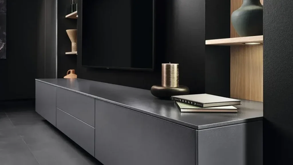 Schwebendes dunkelgraues Sideboard, darauf ein Fernseher