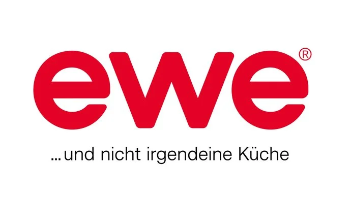 ewe Küchen Logo in rot auf weißem Hintergrund