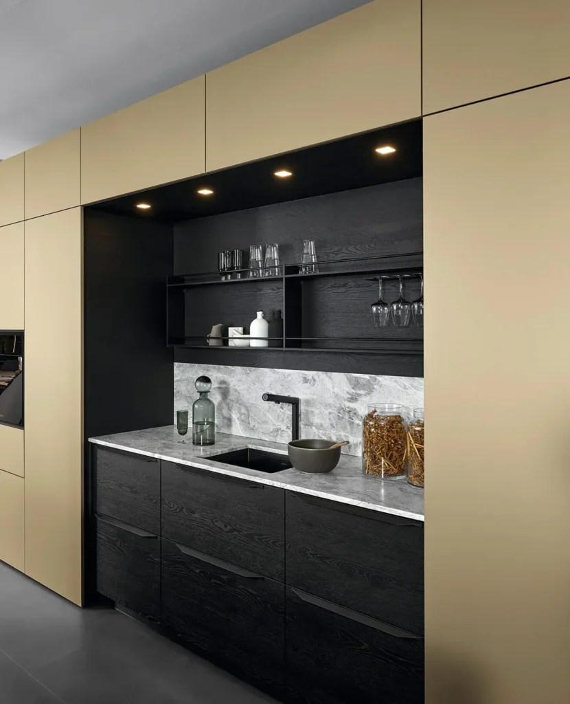 Graue L-förmige Küche mit sandfarbenen Oberschränken und Anbau-Esstisch