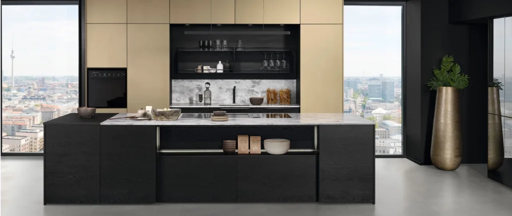 Inselküche mit schwarzer Kücheninsel mit Holzfronten und bronzefarbigen Hochschränken