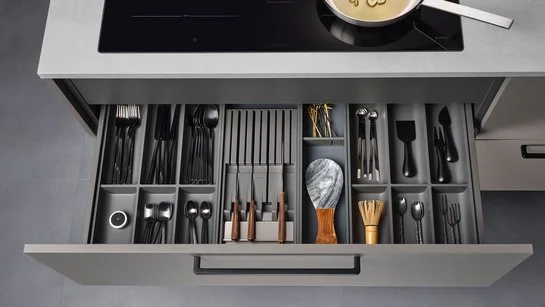 Besteckeinsatz-Kombination mit Messerhalter in offener Küchenschublade