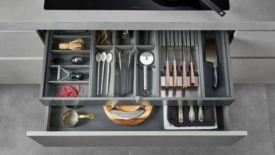 Besteckeinsatz-Kombination inkl. Messerhalter in offener Küchenschublade