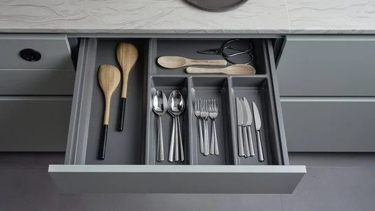 Kunststoff-Besteckeinsatz in basaltgrau in einer offenen Küchenschublade