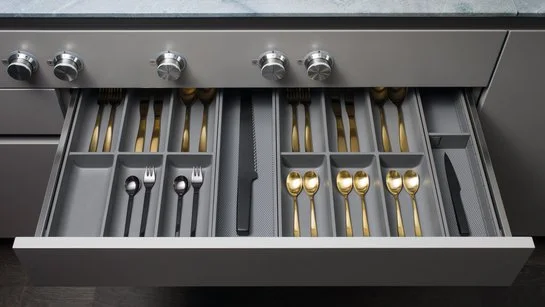 Ladeneinsätze in offener Küchenschublade