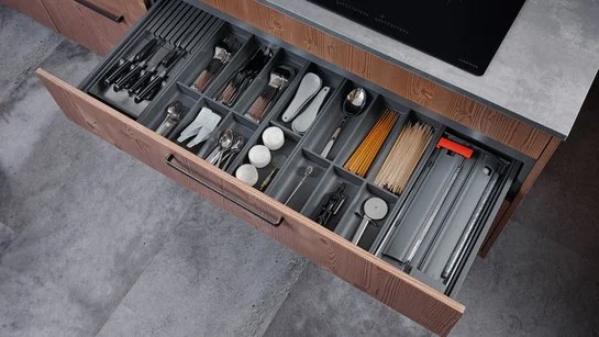 Ladeneinsätze mit Messerhalter und Folienhalter in Küchenschublade