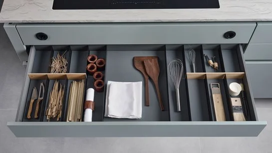 Besteckeinsatz mit Querteilern aus Holz und Anti-Rutsch-Matten in Küchenschublade