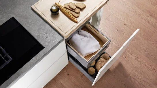 Kücheinsel mit geöffneter Lade, darin ein brotsack