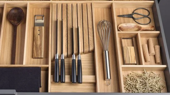 Besteckeinsatz aus Eiche inklusive Holz-Messereinsatz in offener Schublade in der Küche