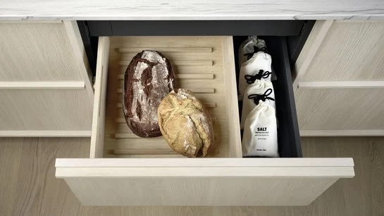 Geöffnete Schublade in Küchenzeile in heller eiche mit zwei Brotlaiben darin