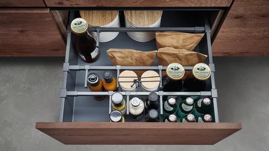 Offene Küchenschublade mit Inneneinteilung zur stabilen Unterbringung der Lebensmittel