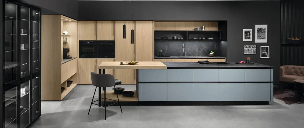 Graue Kücheninsel vor Hochschränken aus heller Eiche