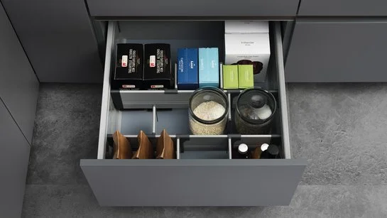 Schubladen-Einteilung in eienr offenen Küchenschublade